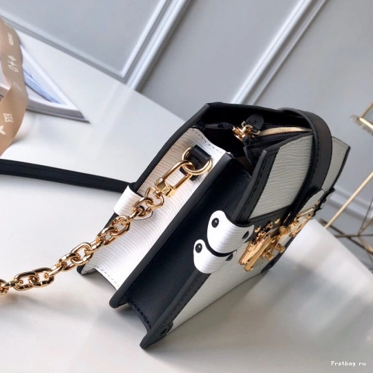 First bag ru Louis Vuitton CHANELUTCH TRUNK 0805